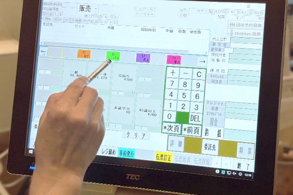 券作くんのタッチパネル画面。直感的な操作が可能なUIデザイン