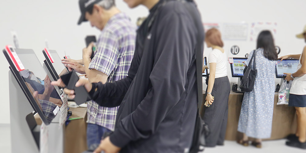大阪・関西万博の当日登録端末による予約の様子
